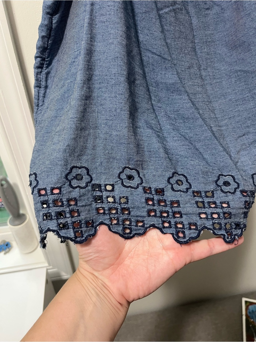 Gap Chambray Denim Spring Summer Tie Strap Cami Tank Top Scallop Edge Embroidery - Picture 3 of 6